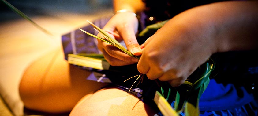 coconut-frond-weaving-the-fairmont-orchid-hawaii