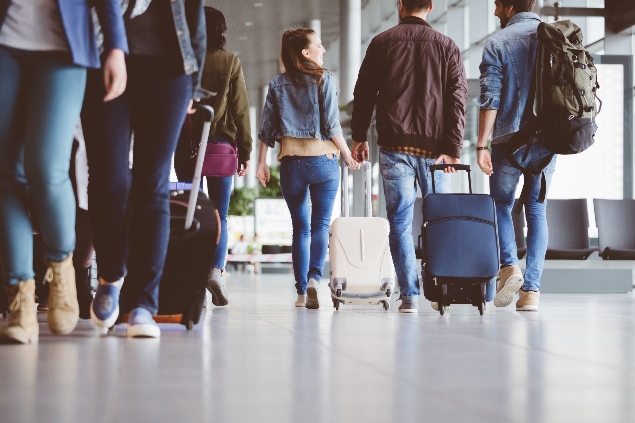 Пассажир идет. Аэропорт пассажиры идут. People at the Airport. Умный багаж в аэропорту. Иду по коридору в самолет.