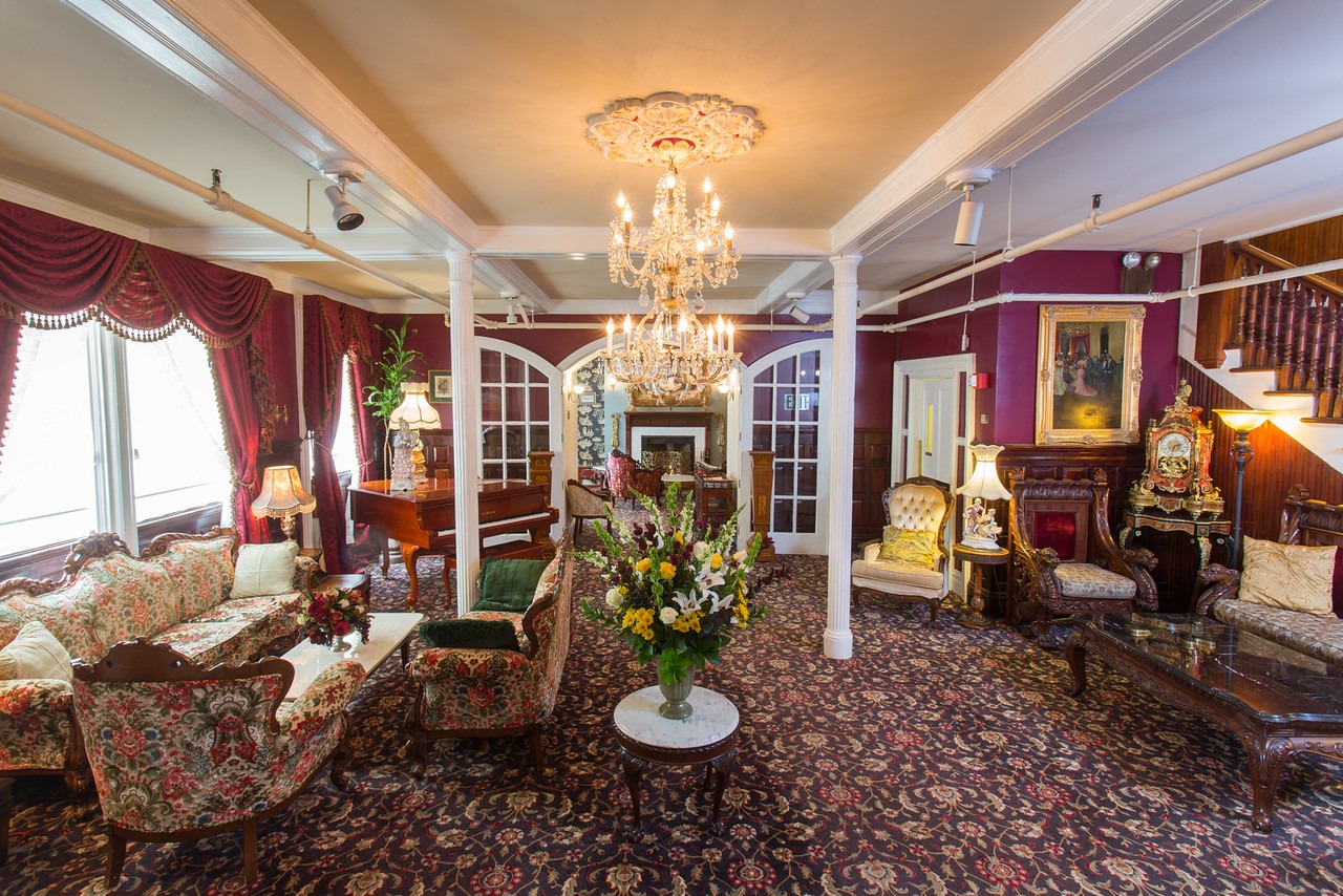 parlor in queen anne hotel in san francisco