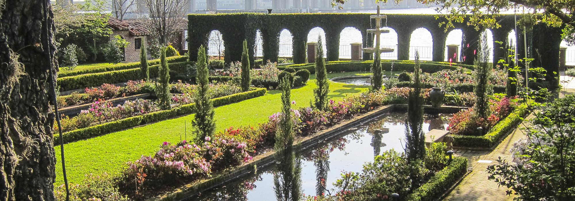 lawn and pond at Cummer Museum of Art& Gardens 