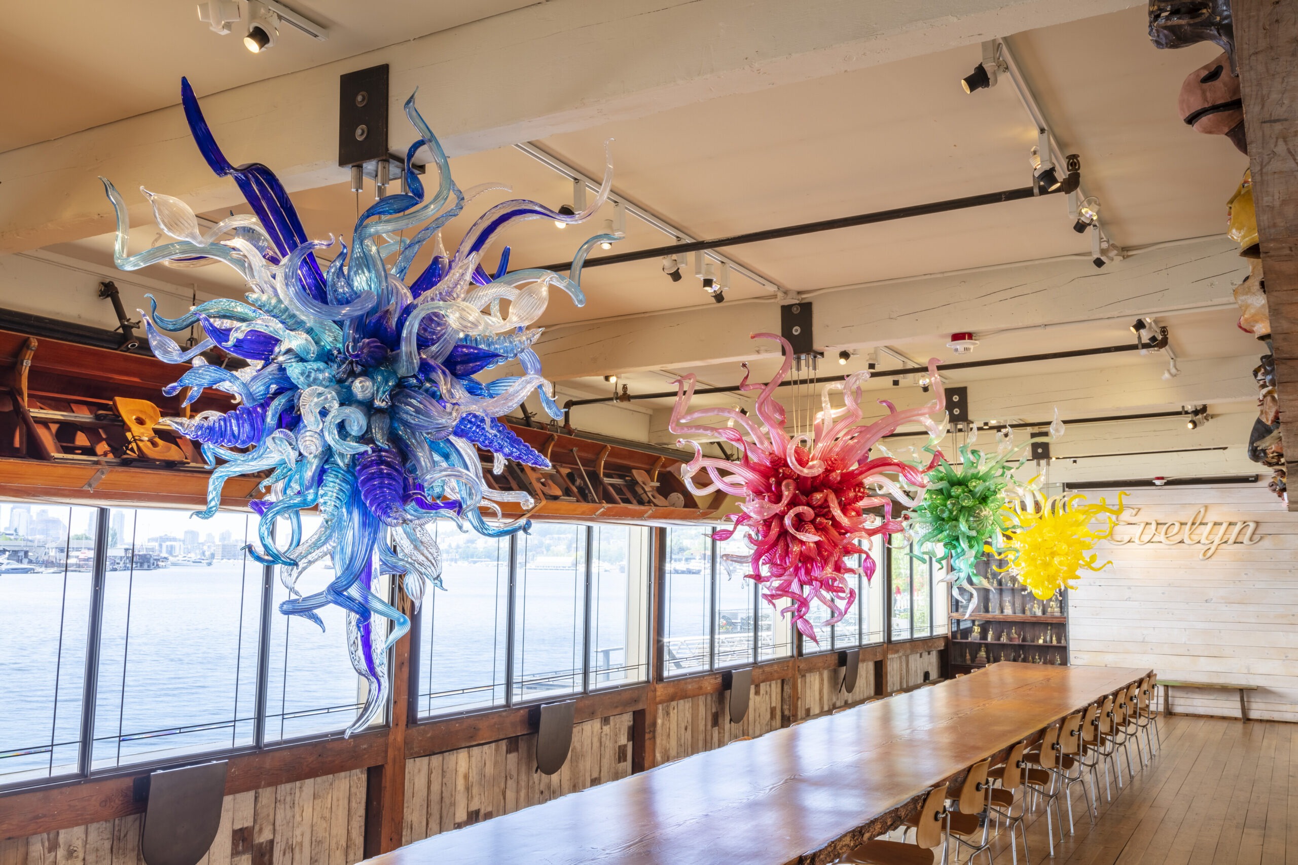 Evelyn Room at The Boathouse for Refract Seattle Story; Dale Chihuly, Chandeliers, The Evelyn Room, The Boathouse, Seattle, 2019 © Chihuly Studio. All rights reserved.