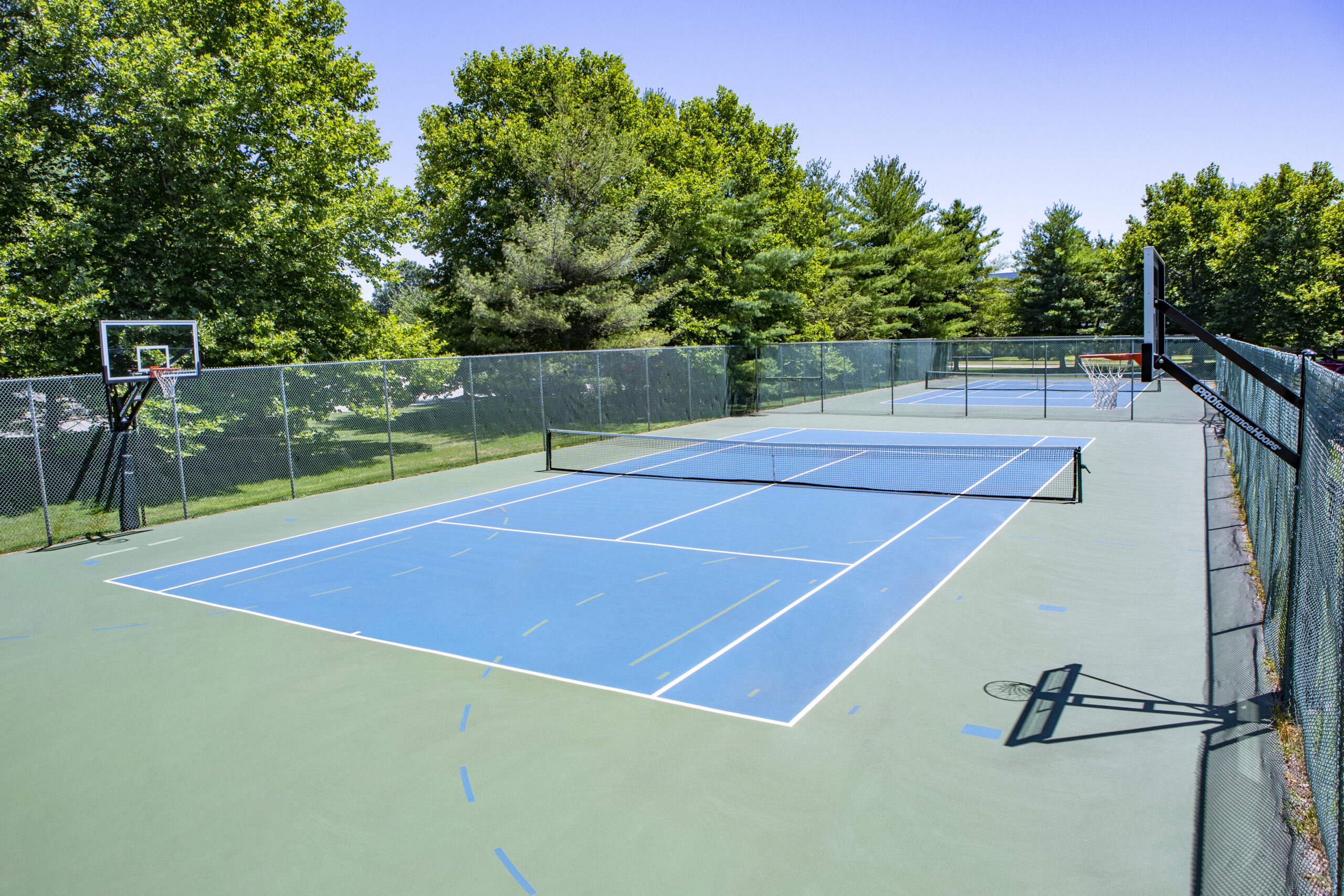 Tennis court at Desmond Hotel Malvern, a DoubleTree by Hilton